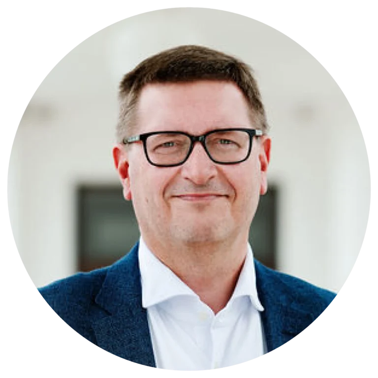 Headshot photo of Carsten Buhl